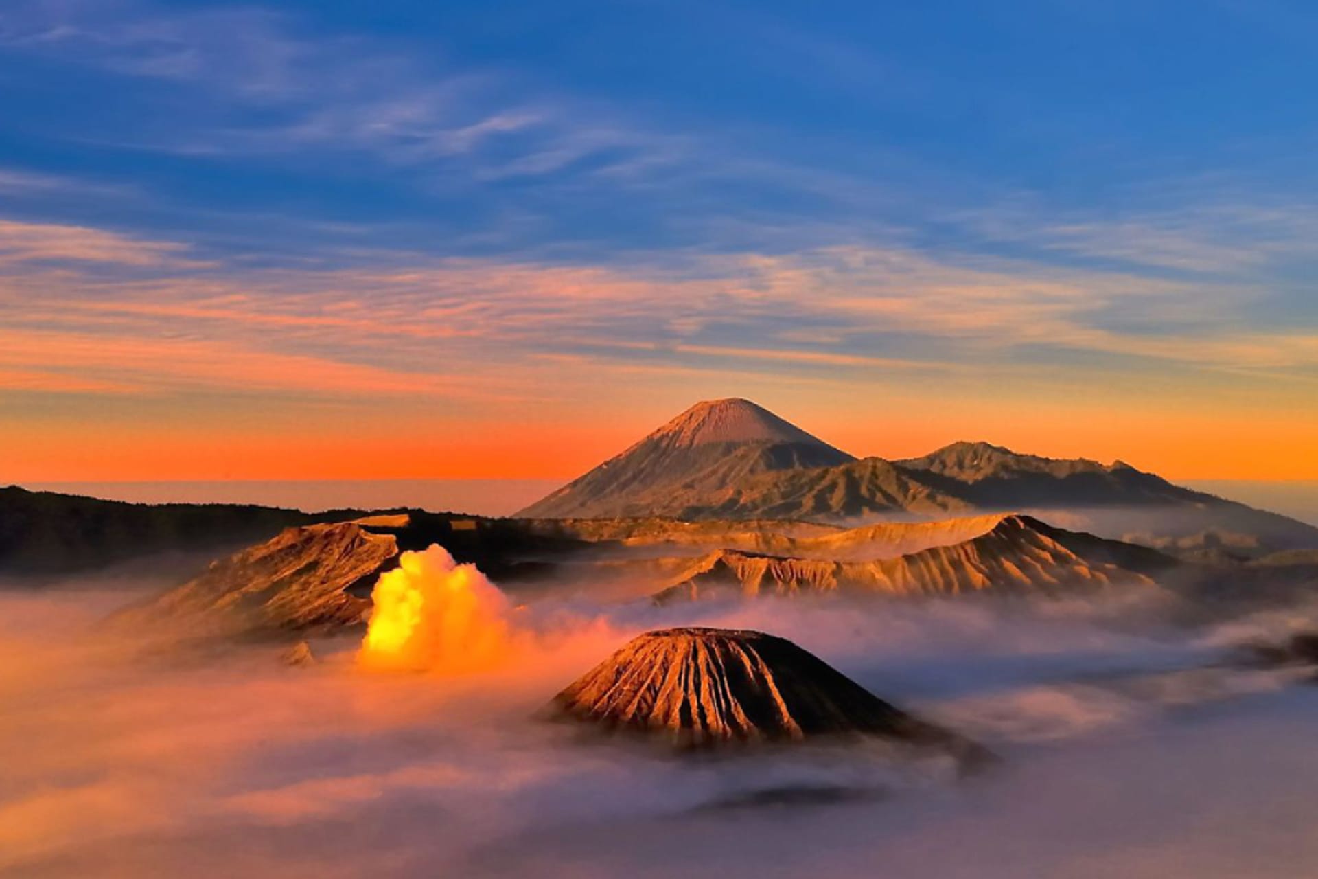 Gunung Bromo Wisata dan meniknmati Pemandangan gunung bromo dengan Gunung semeru menjulang tinggi di belakang